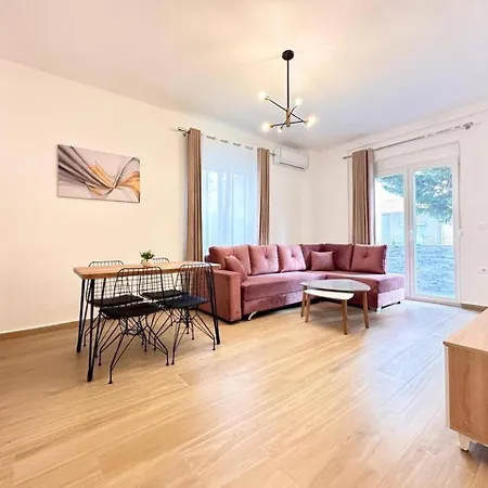 Royal Lägenhet Golem (Tirana)