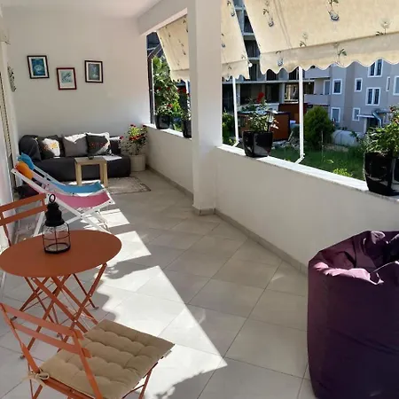 Royal Lägenhet Golem (Tirana)